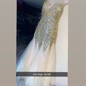 GOLD BEDAZZLED STRAPLESS PROM DRESS. SIZE 6/8